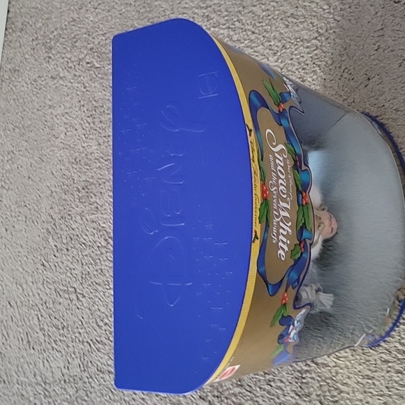 Holiday Disney Snow White Barbie - Picture 7 of 9